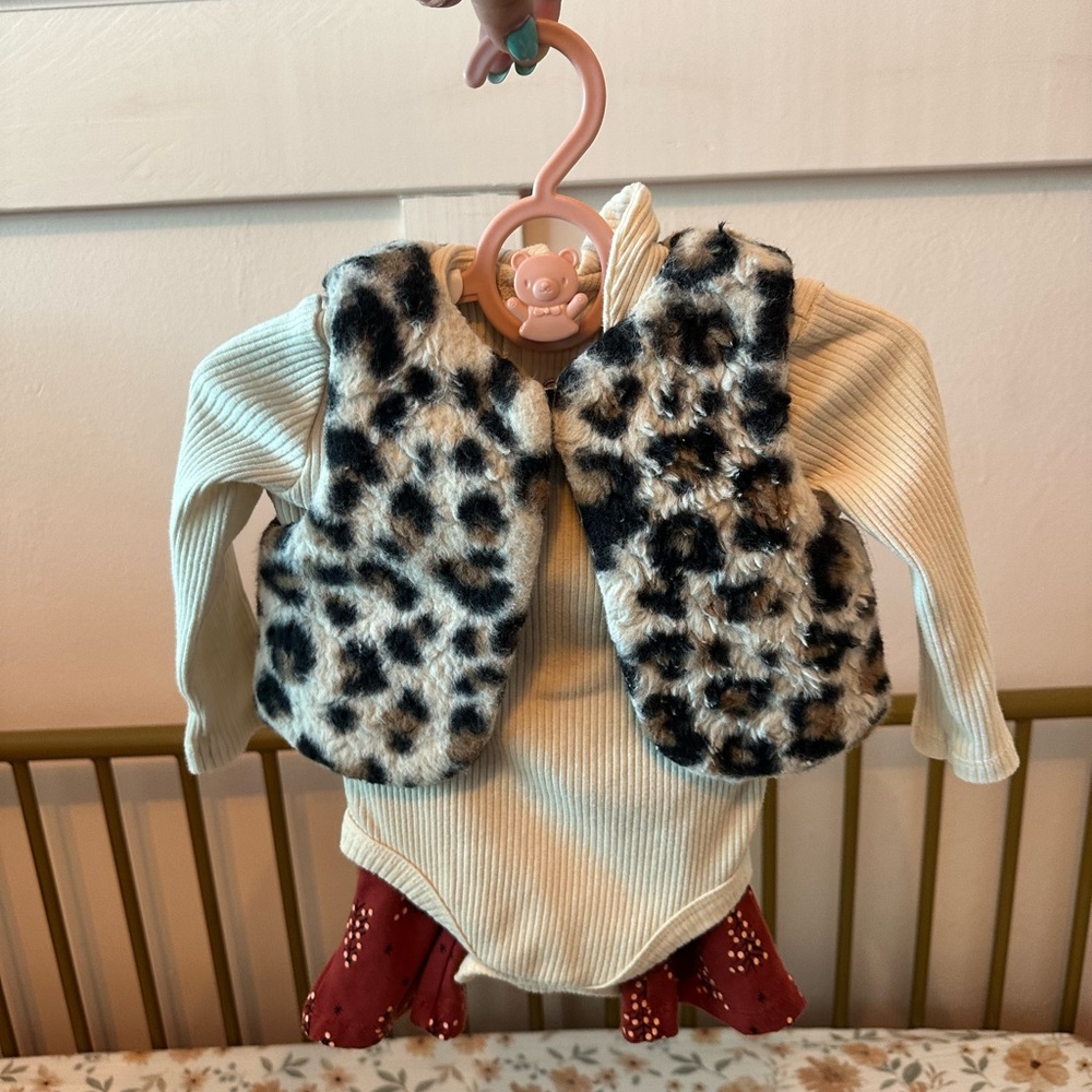 Baby girl leopard vest set